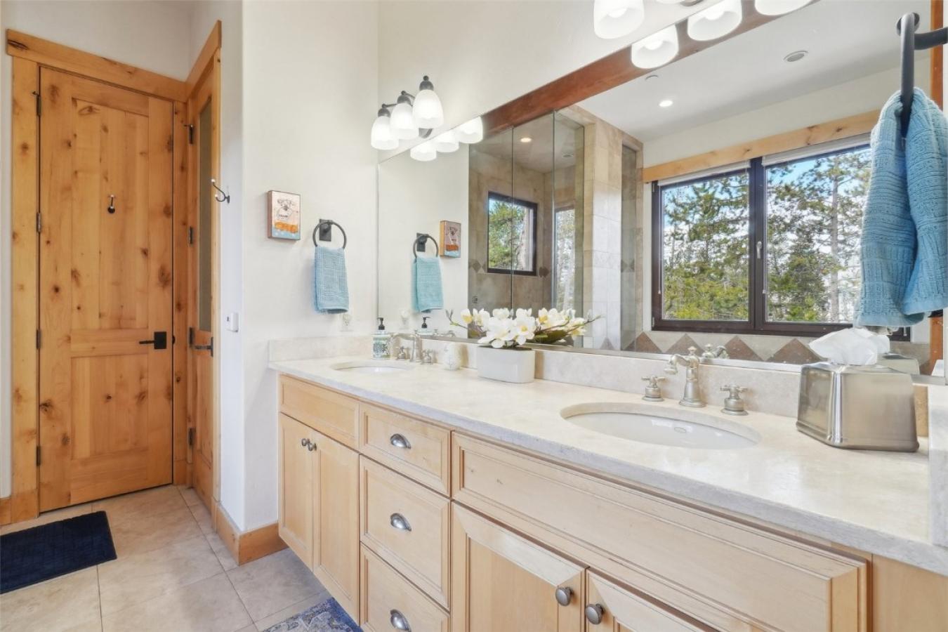 Silverthorne, Colorado, 80498, United States, 4 Bedrooms Bedrooms, ,2 BathroomsBathrooms,Residential,For Sale,1893156