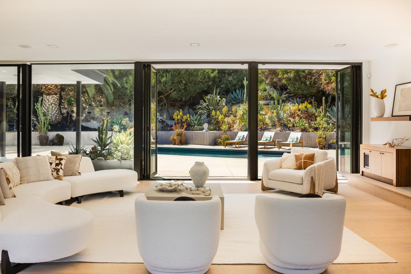 Beverly Hills, California, 90210, United States, 6 Bedrooms Bedrooms, ,4 BathroomsBathrooms,Residential,For Sale,1888326