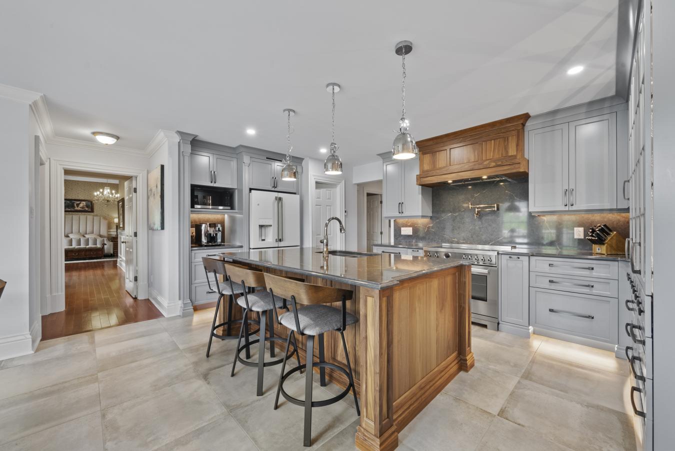 Canton Hatley, Estrie, J0B2C0, Canada, 5 Bedrooms Bedrooms, ,4 BathroomsBathrooms,Residential,For Sale,1893148