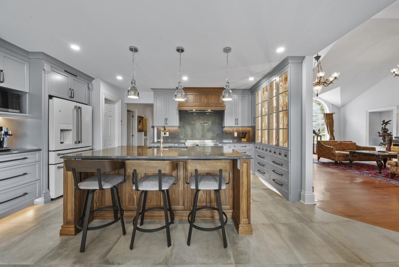 Canton Hatley, Estrie, J0B2C0, Canada, 5 Bedrooms Bedrooms, ,4 BathroomsBathrooms,Residential,For Sale,1893148