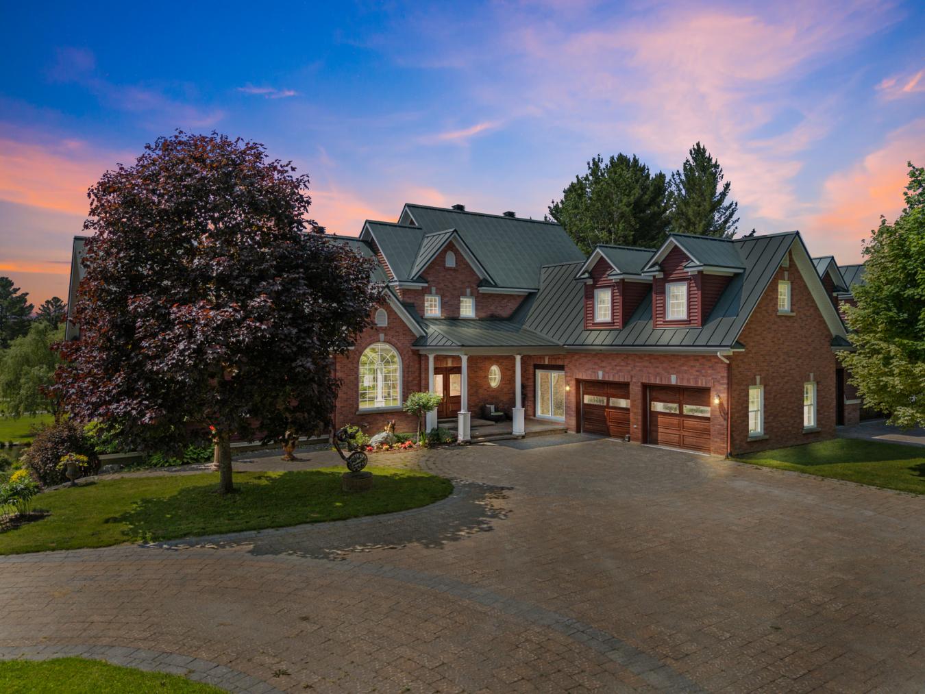 Canton Hatley, Estrie, J0B2C0, Canada, 5 Bedrooms Bedrooms, ,4 BathroomsBathrooms,Residential,For Sale,1893148