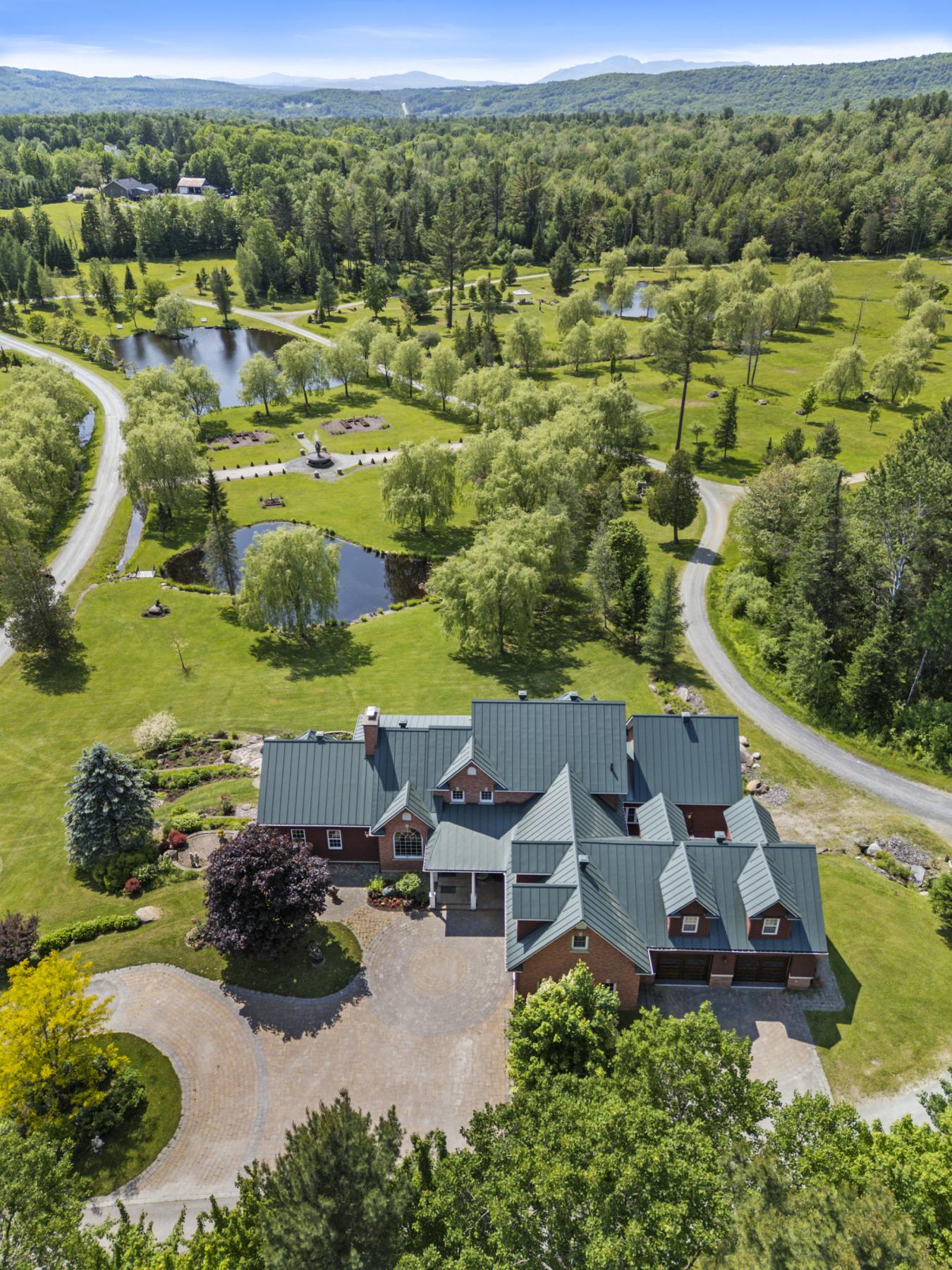 Canton Hatley, Estrie, J0B2C0, Canada, 5 Bedrooms Bedrooms, ,4 BathroomsBathrooms,Residential,For Sale,1893148