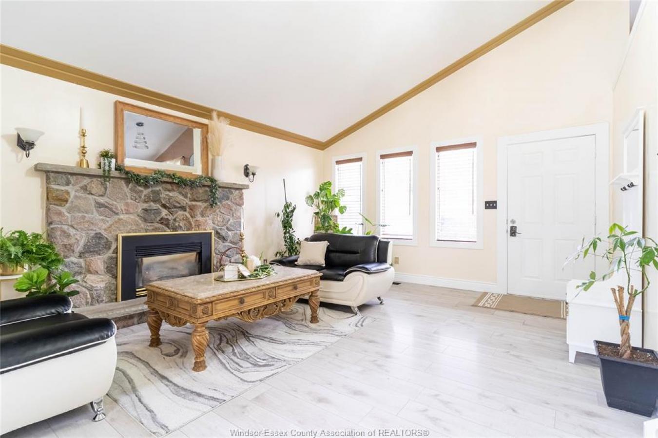 Windsor, ON, N9G 1E2, Canada, 5 Bedrooms Bedrooms, ,2 BathroomsBathrooms,Residential,For Sale,1893144