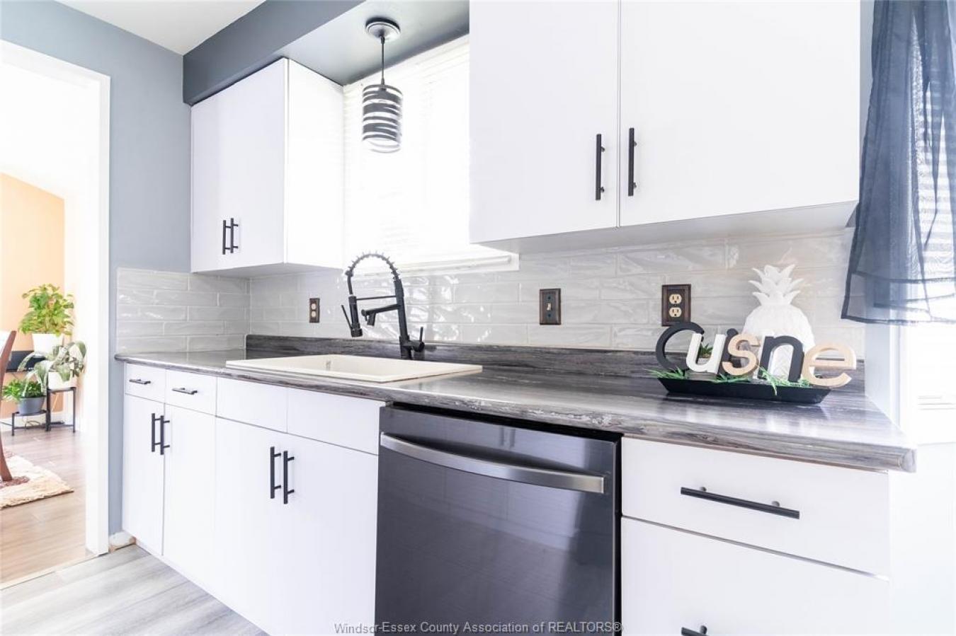 Windsor, ON, N9G 1E2, Canada, 5 Bedrooms Bedrooms, ,2 BathroomsBathrooms,Residential,For Sale,1893144