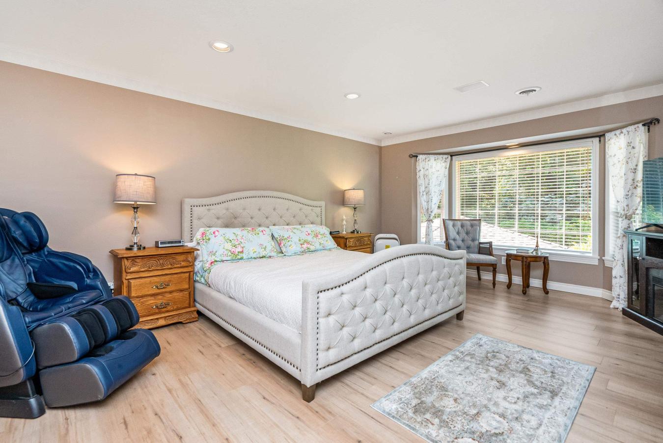 Abbotsford, BC, V2T 7Y3, Canada, 6 Bedrooms Bedrooms, ,3 BathroomsBathrooms,Residential,For Sale,1893160