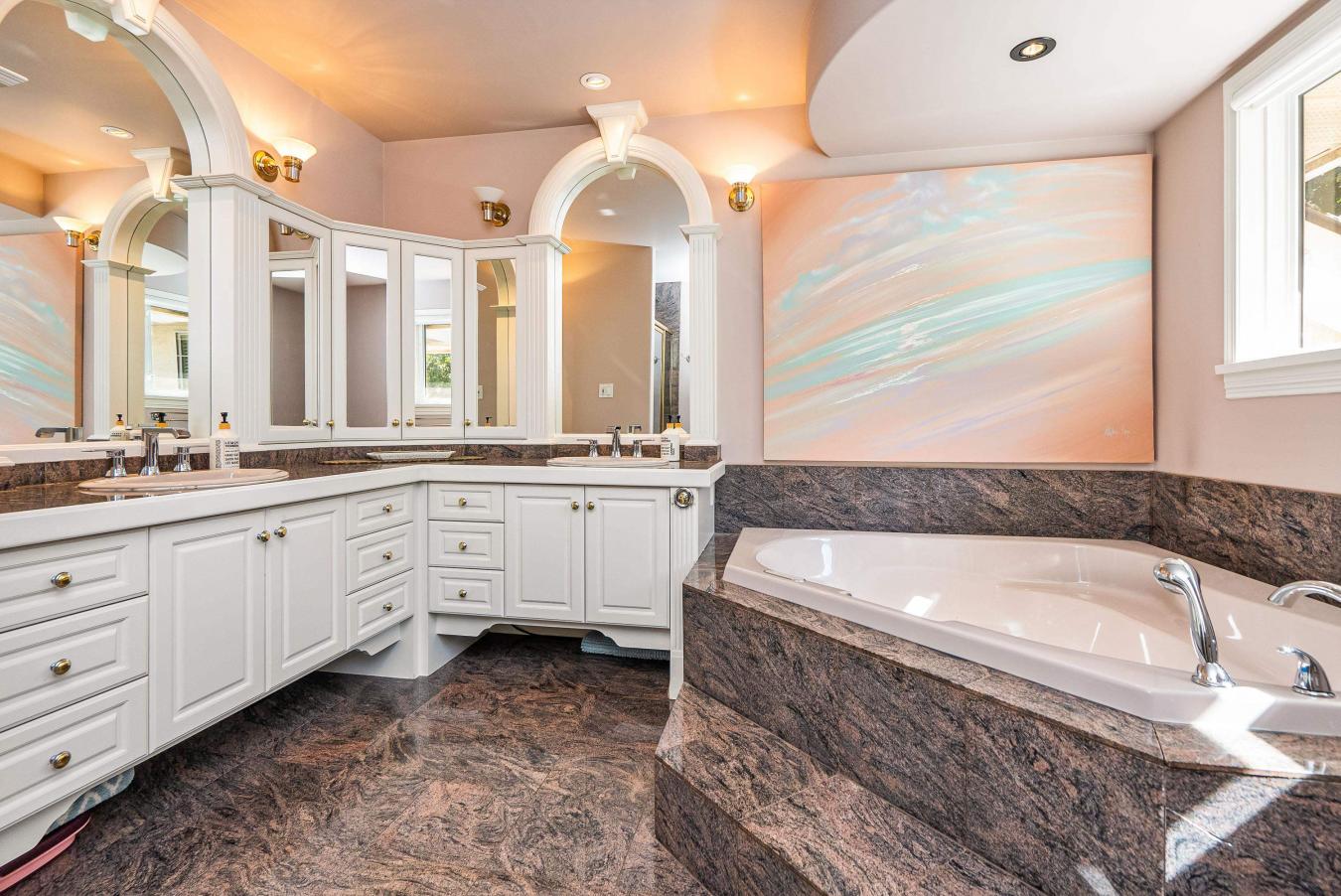 Abbotsford, BC, V2T 7Y3, Canada, 6 Bedrooms Bedrooms, ,3 BathroomsBathrooms,Residential,For Sale,1893160