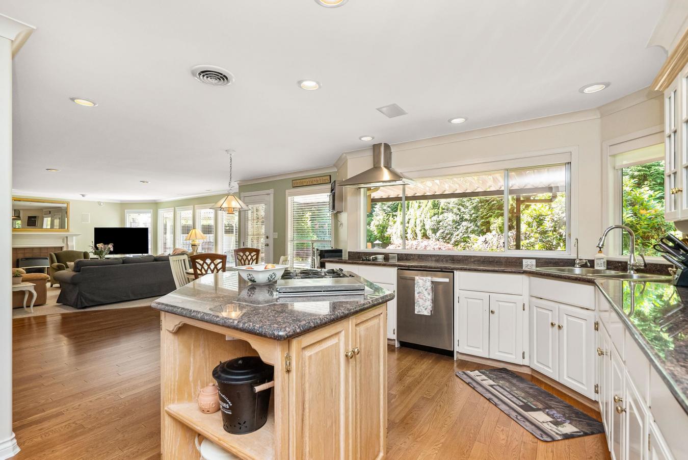 Abbotsford, BC, V2T 7Y3, Canada, 6 Bedrooms Bedrooms, ,3 BathroomsBathrooms,Residential,For Sale,1893160