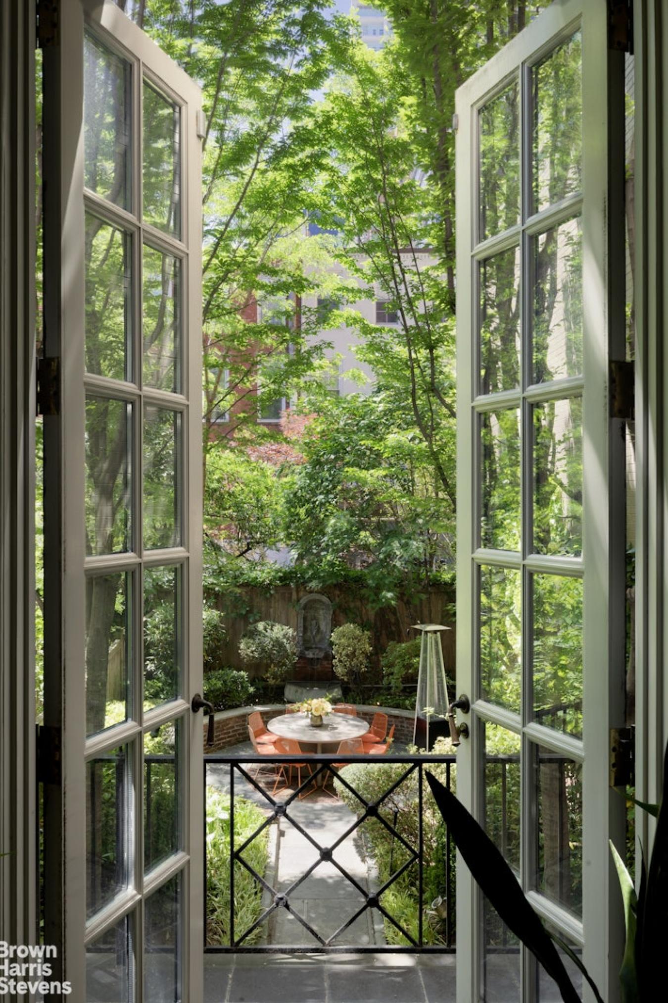 New York, New York, 10065, United States, 4 Bedrooms Bedrooms, ,3 BathroomsBathrooms,Residential,For Sale,1889214