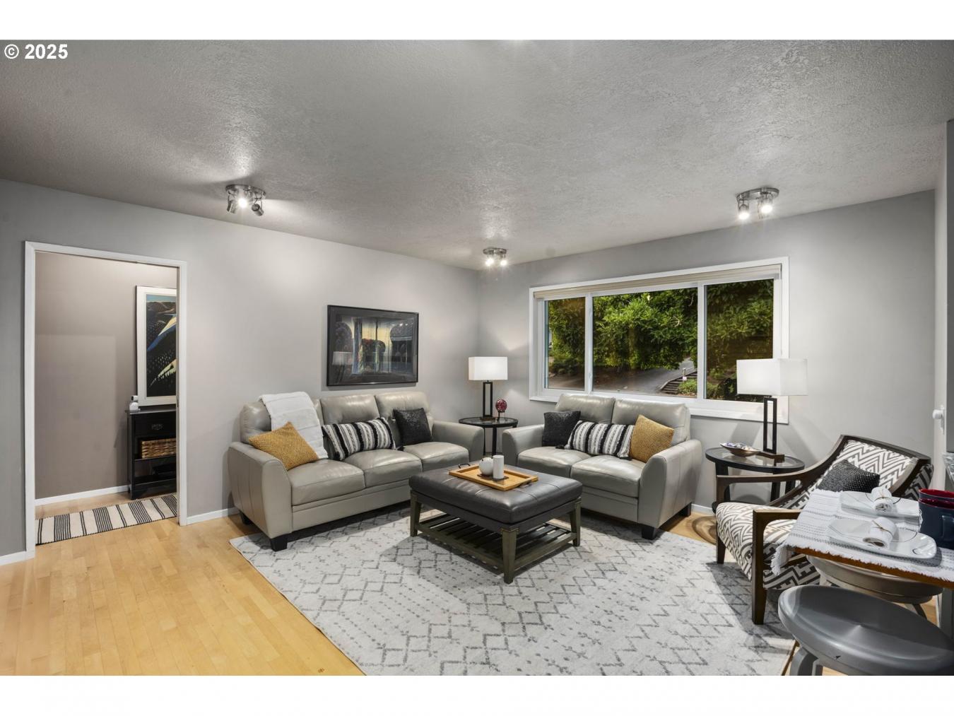 Lake Oswego, Oregon, 97034, United States, 3 Bedrooms Bedrooms, ,2 BathroomsBathrooms,Residential,For Sale,1893111