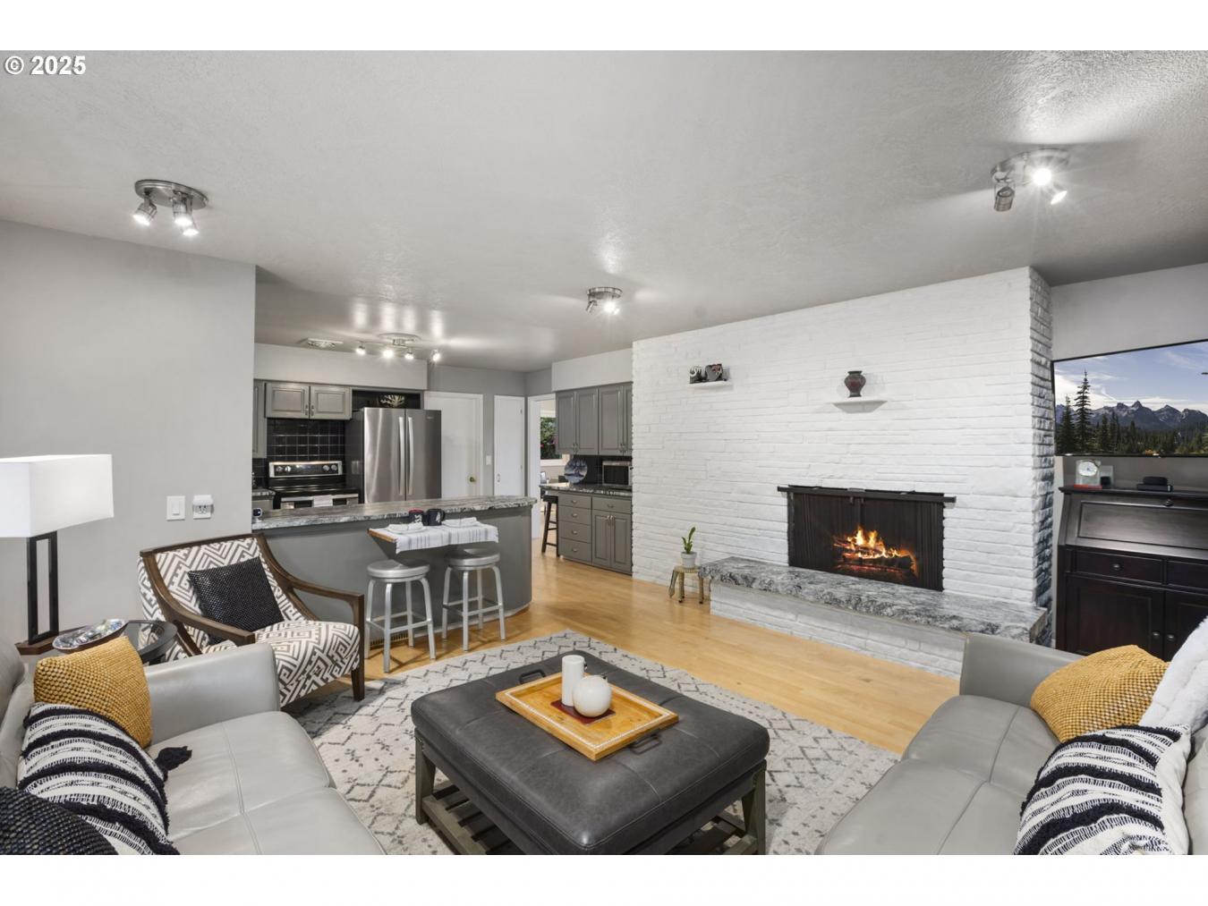 Lake Oswego, Oregon, 97034, United States, 3 Bedrooms Bedrooms, ,2 BathroomsBathrooms,Residential,For Sale,1893111