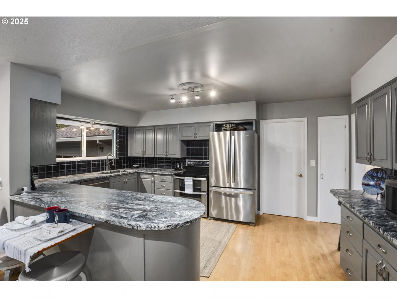 Lake Oswego, Oregon, 97034, United States, 3 Bedrooms Bedrooms, ,2 BathroomsBathrooms,Residential,For Sale,1893111