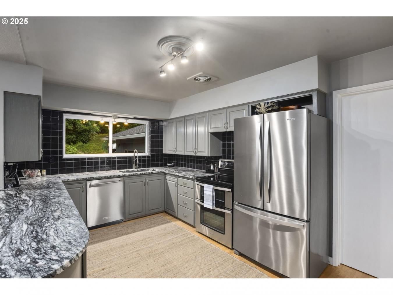 Lake Oswego, Oregon, 97034, United States, 3 Bedrooms Bedrooms, ,2 BathroomsBathrooms,Residential,For Sale,1893111