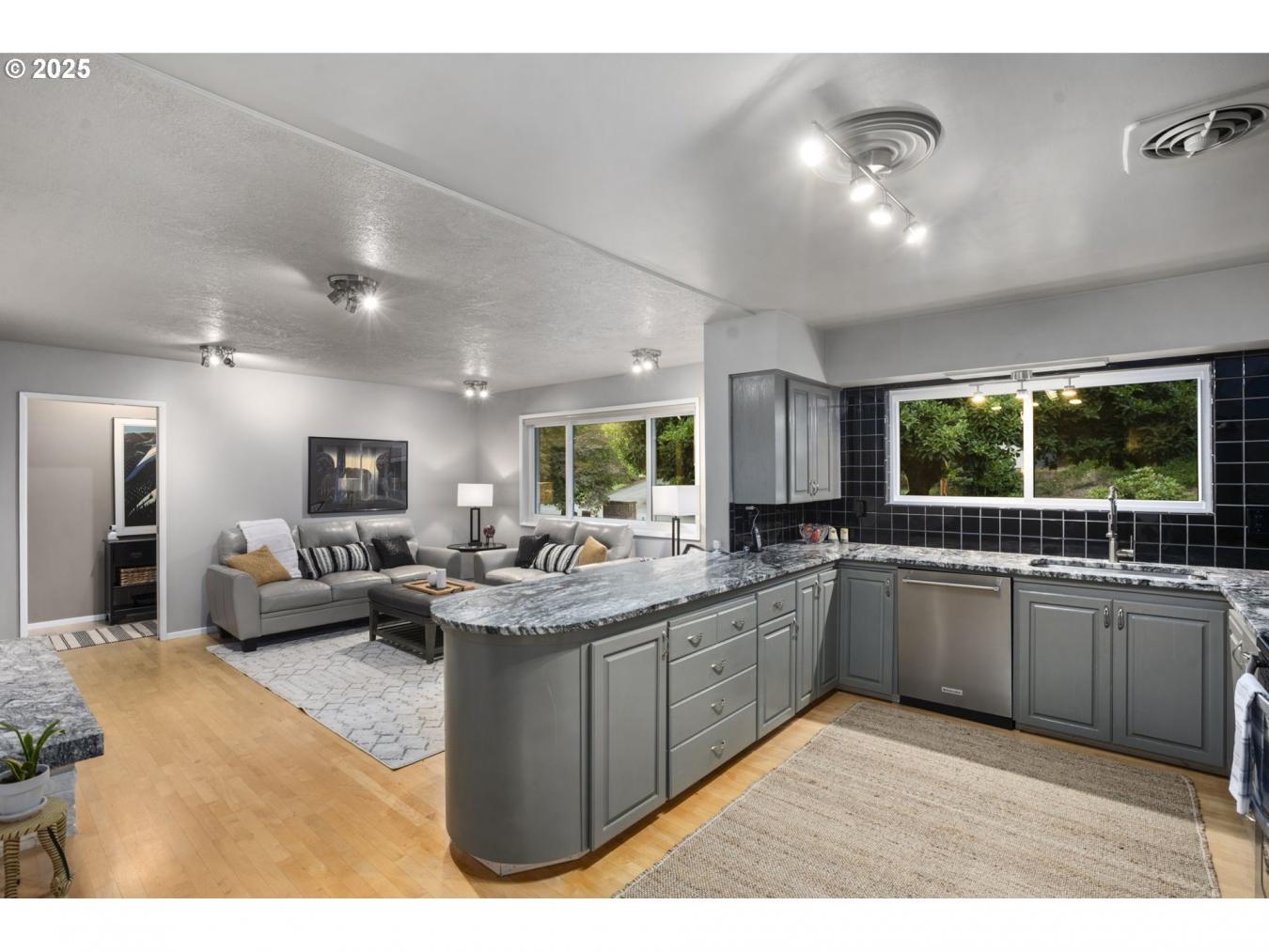 Lake Oswego, Oregon, 97034, United States, 3 Bedrooms Bedrooms, ,2 BathroomsBathrooms,Residential,For Sale,1893111