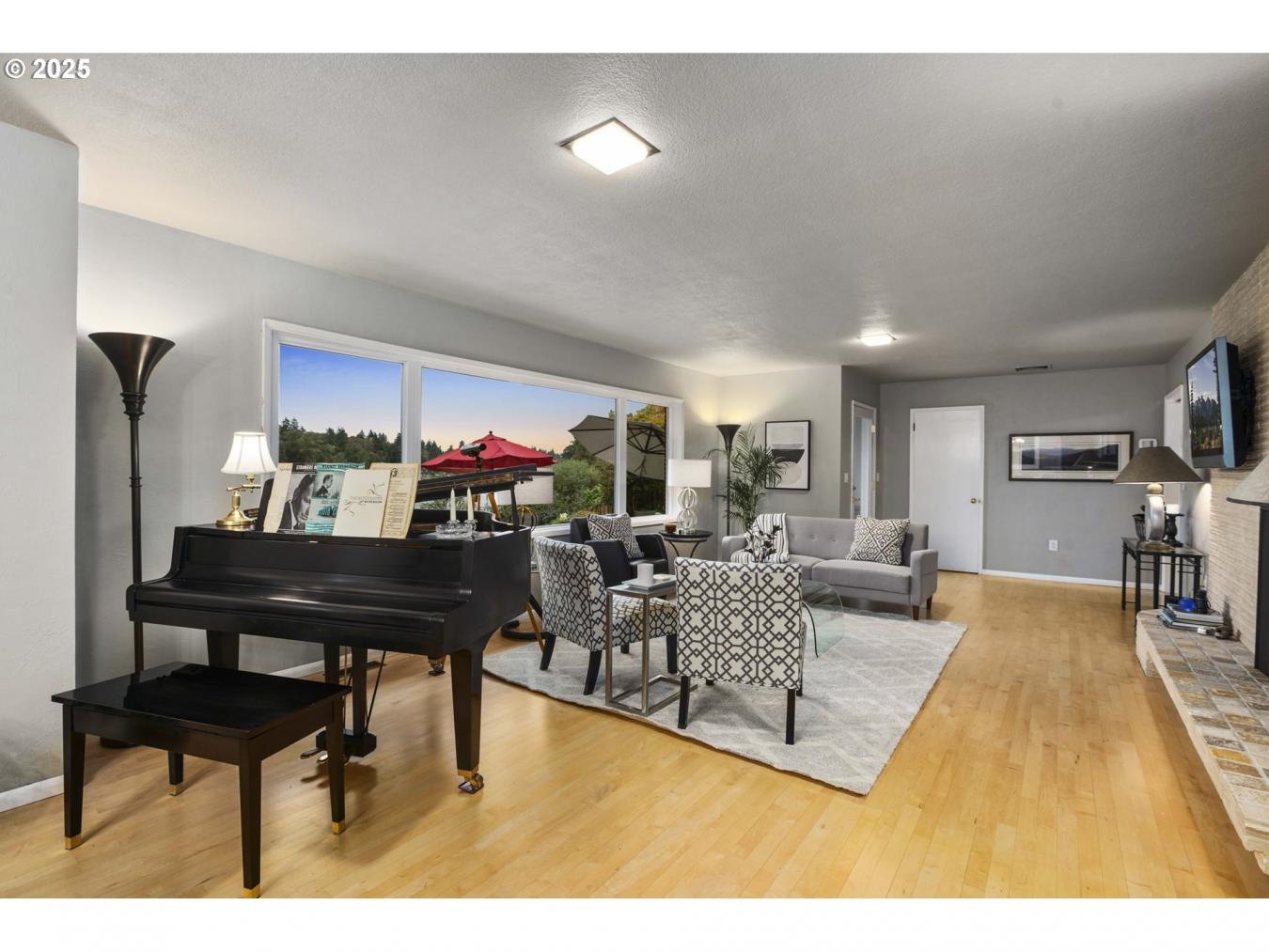 Lake Oswego, Oregon, 97034, United States, 3 Bedrooms Bedrooms, ,2 BathroomsBathrooms,Residential,For Sale,1893111