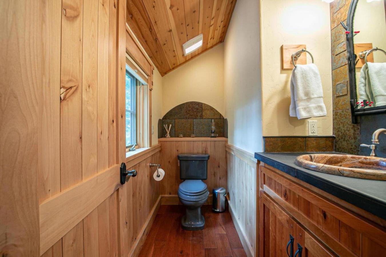 Truckee, California, 96161, United States, 4 Bedrooms Bedrooms, ,5 BathroomsBathrooms,Residential,For Sale,1889195