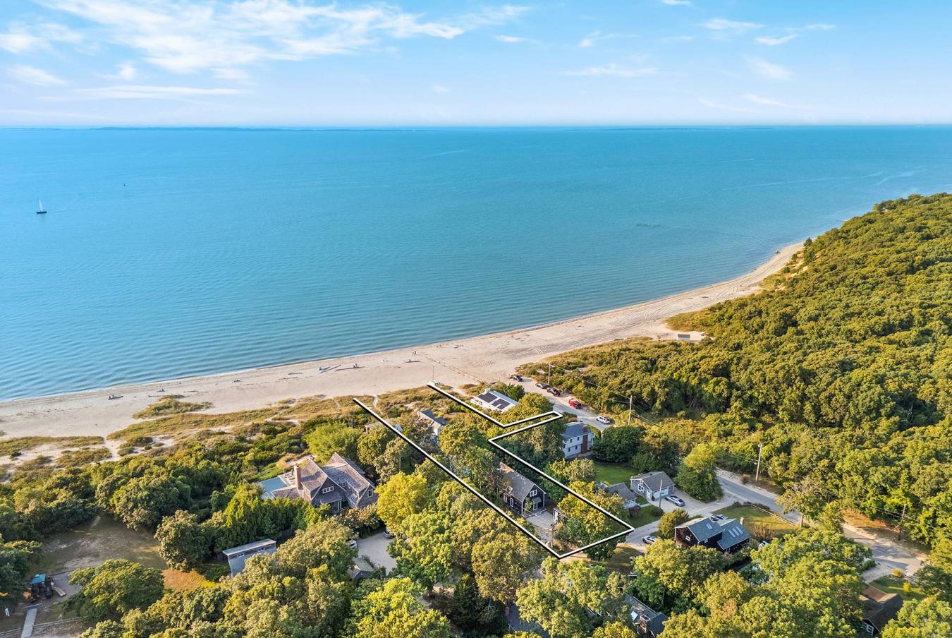 East Hampton, New York, 11937, United States, 7 Bedrooms Bedrooms, ,4 BathroomsBathrooms,Residential,For Sale,1900331