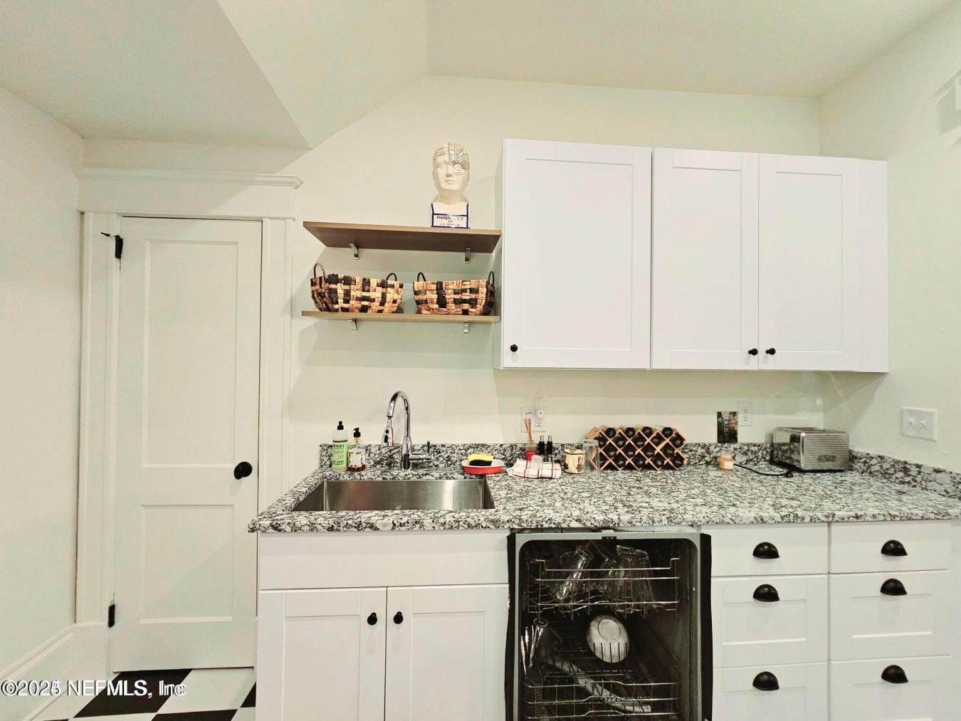 Exquisite duplex in historic Avondale/Riverside situated on a large co – image 15