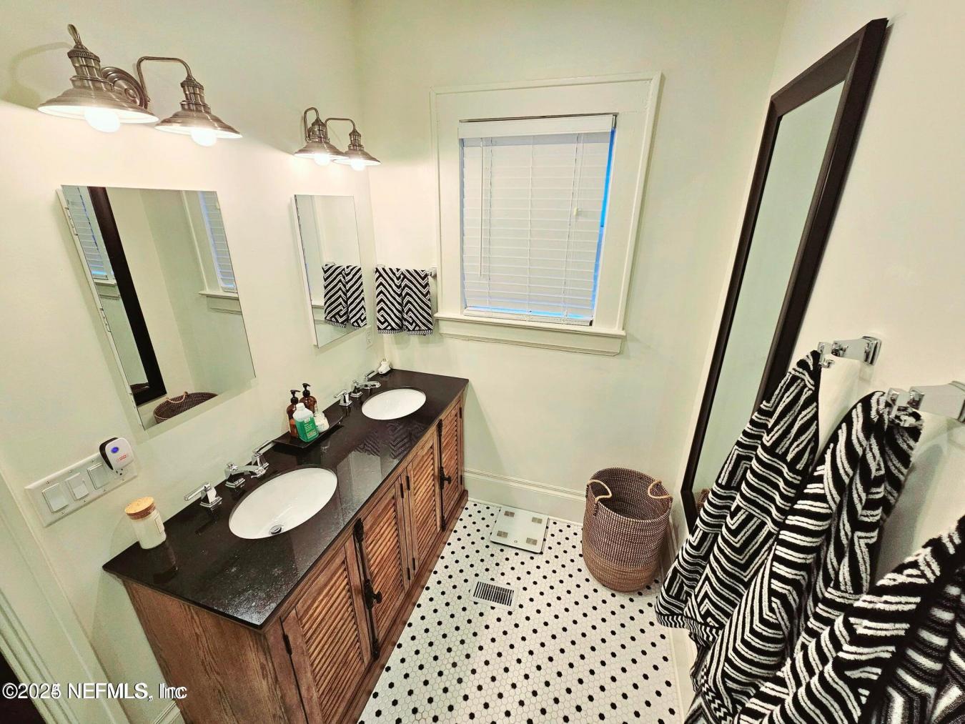 Exquisite duplex in historic Avondale/Riverside situated on a large co – image 19