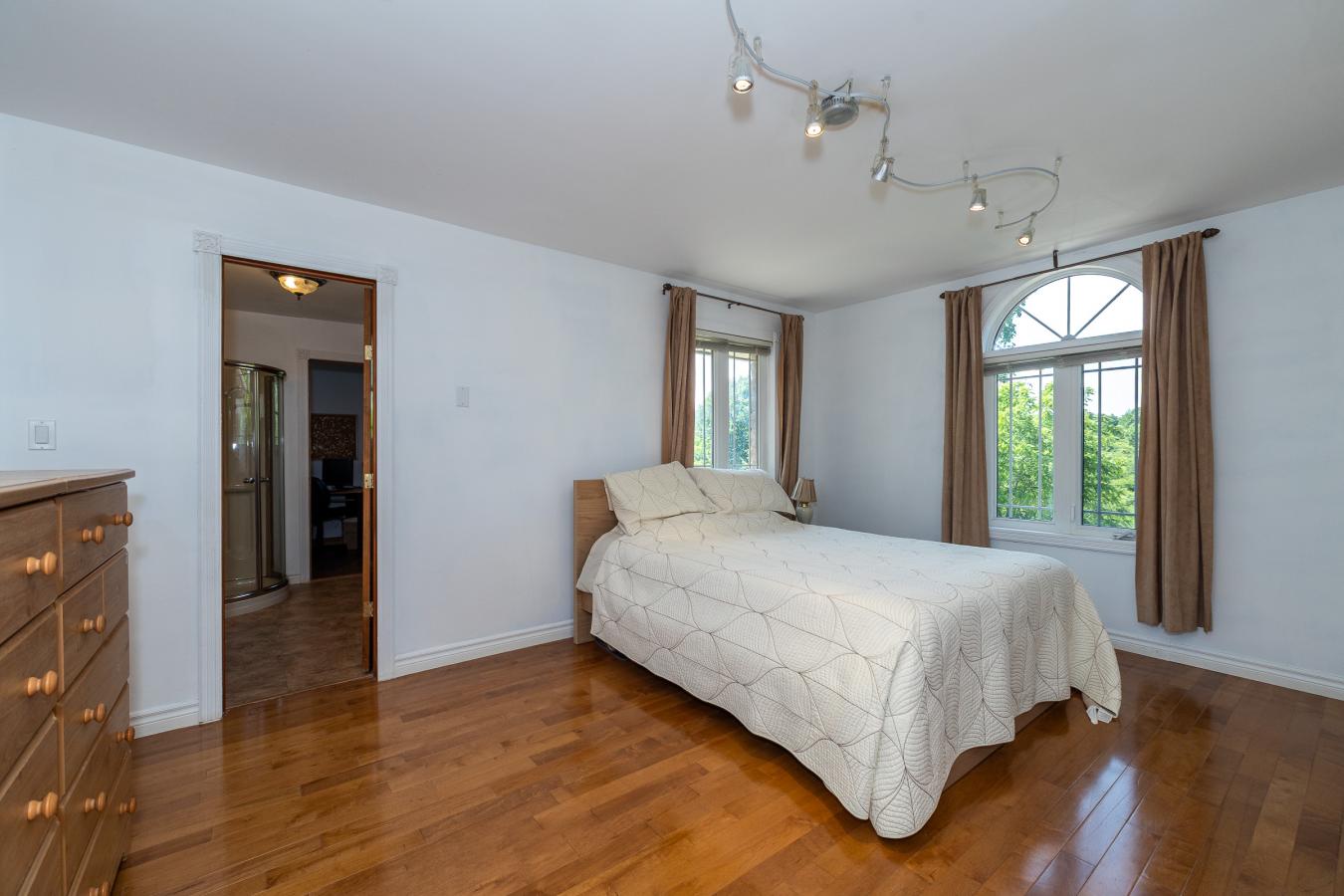 Owen Sound, Grey, N4K 5N3, Canada, 6 Bedrooms Bedrooms, ,5 BathroomsBathrooms,Residential,For Sale,1893065