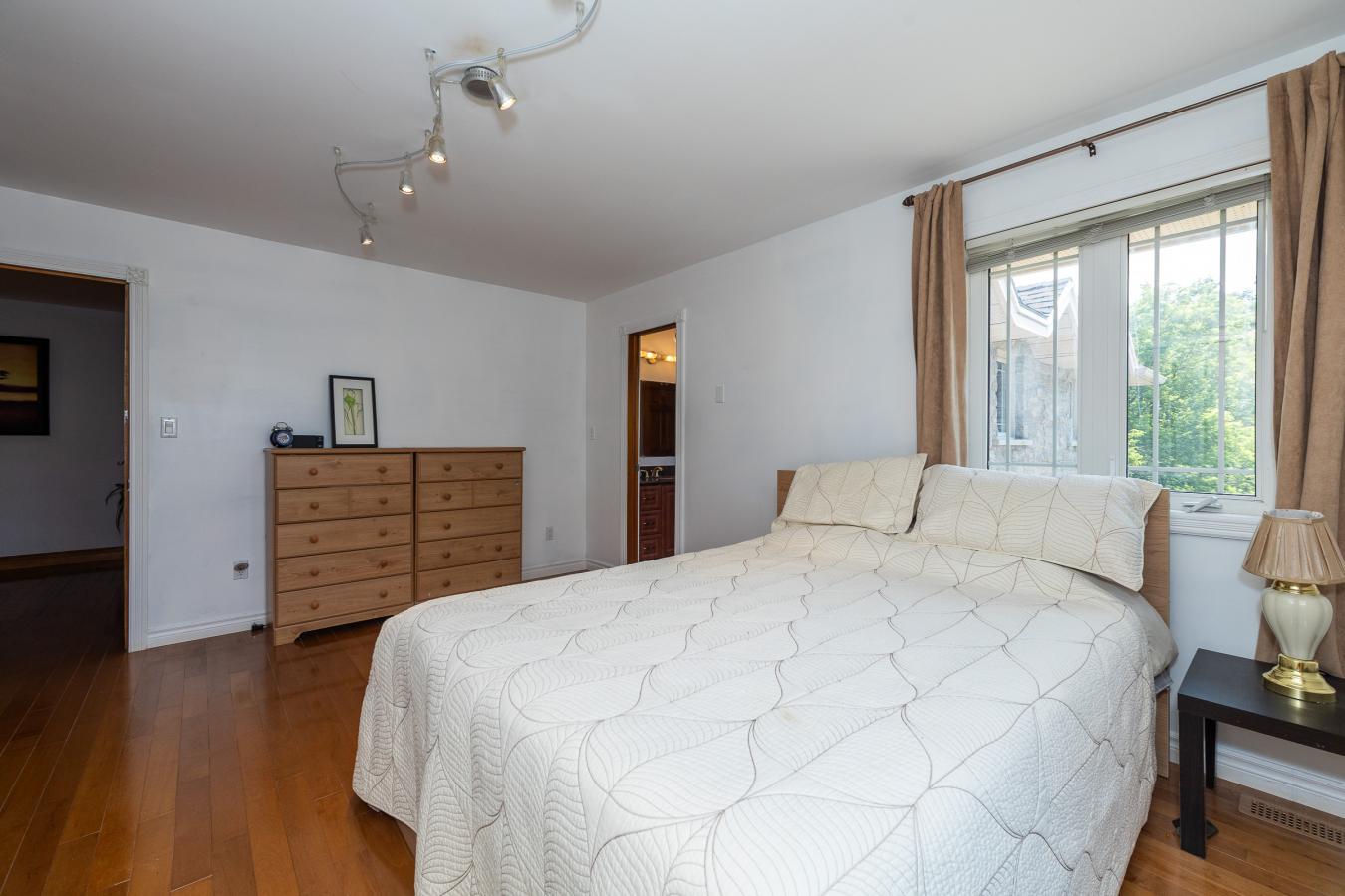 Owen Sound, Grey, N4K 5N3, Canada, 6 Bedrooms Bedrooms, ,5 BathroomsBathrooms,Residential,For Sale,1893065