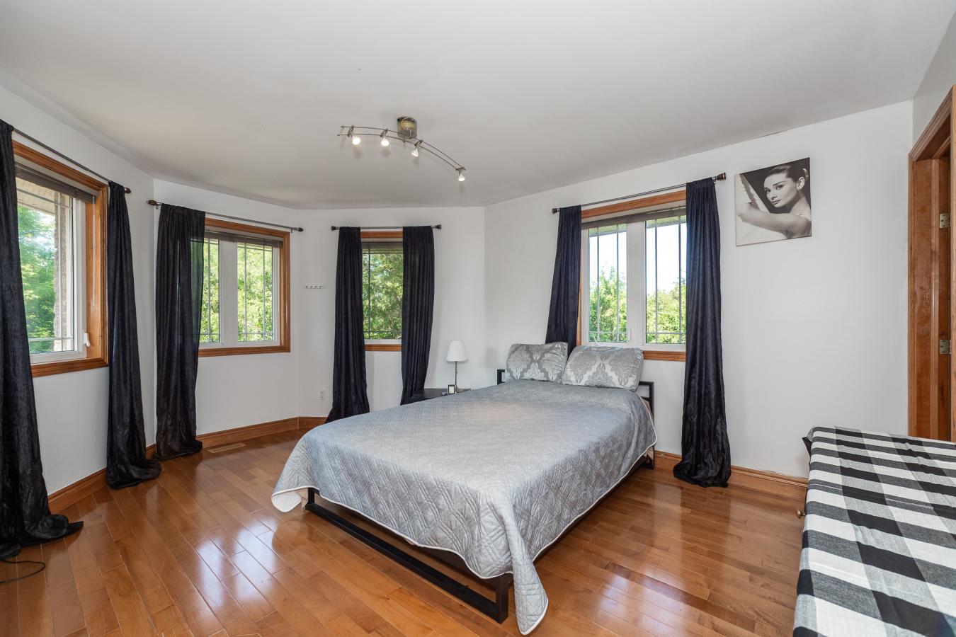 Owen Sound, Grey, N4K 5N3, Canada, 6 Bedrooms Bedrooms, ,5 BathroomsBathrooms,Residential,For Sale,1893065