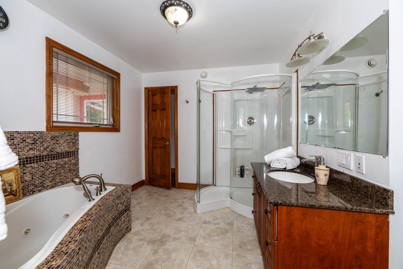 Owen Sound, Grey, N4K 5N3, Canada, 6 Bedrooms Bedrooms, ,5 BathroomsBathrooms,Residential,For Sale,1893065