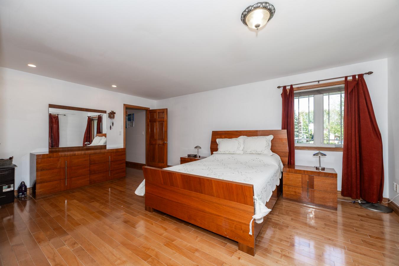 Owen Sound, Grey, N4K 5N3, Canada, 6 Bedrooms Bedrooms, ,5 BathroomsBathrooms,Residential,For Sale,1893065