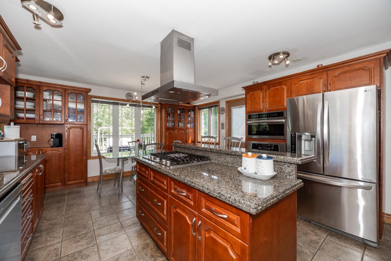 Owen Sound, Grey, N4K 5N3, Canada, 6 Bedrooms Bedrooms, ,5 BathroomsBathrooms,Residential,For Sale,1893065