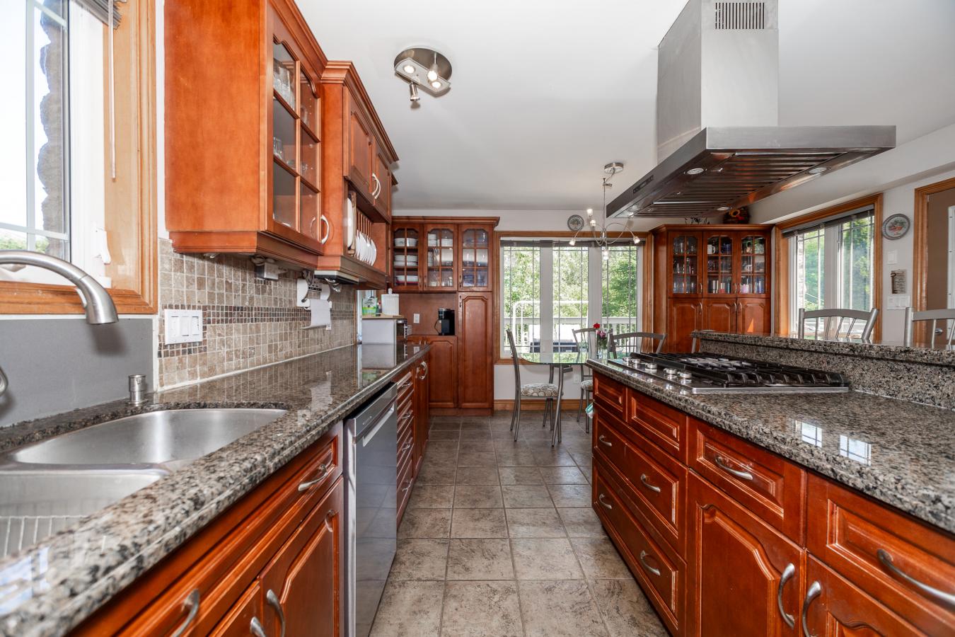 Owen Sound, Grey, N4K 5N3, Canada, 6 Bedrooms Bedrooms, ,5 BathroomsBathrooms,Residential,For Sale,1893065