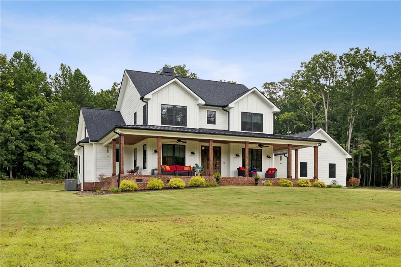 Landrum, South Carolina, 29356, United States, 4 Bedrooms Bedrooms, ,4 BathroomsBathrooms,Residential,For Sale,1894090