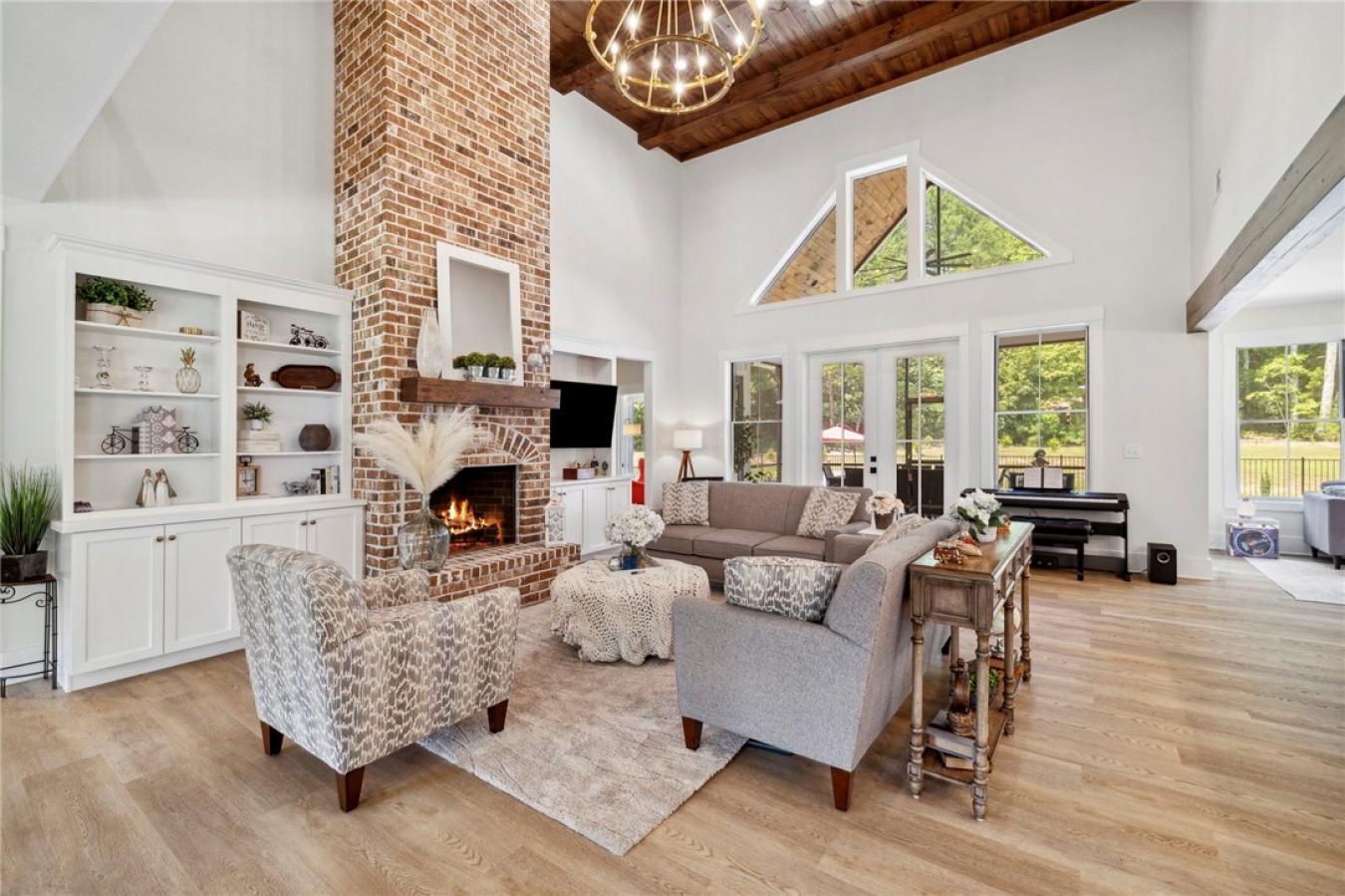 Landrum, South Carolina, 29356, United States, 4 Bedrooms Bedrooms, ,4 BathroomsBathrooms,Residential,For Sale,1894090