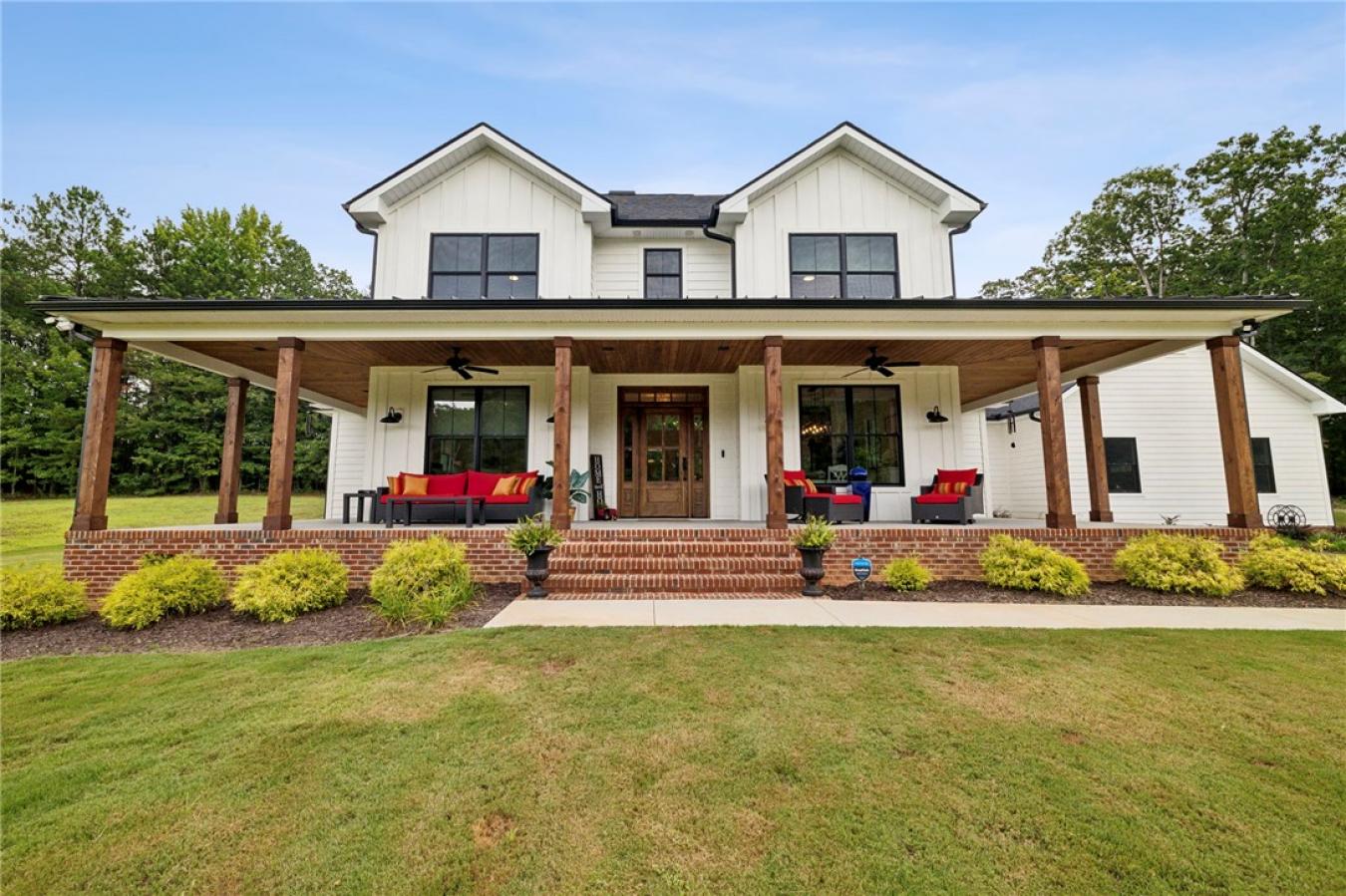 Landrum, South Carolina, 29356, United States, 4 Bedrooms Bedrooms, ,4 BathroomsBathrooms,Residential,For Sale,1894090