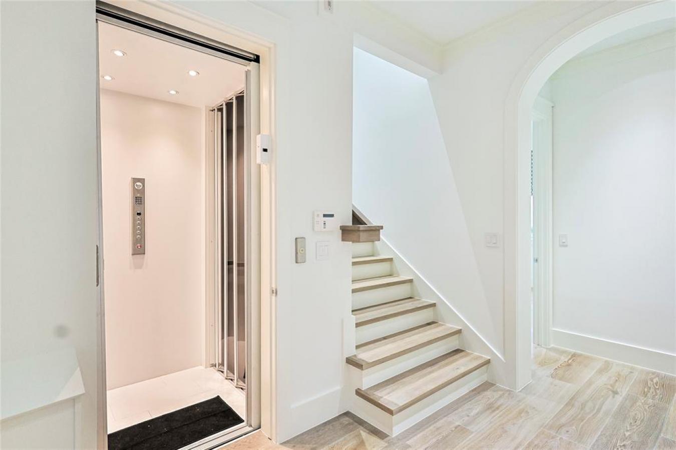 Galveston, Galveston, 77550, United States, 5 Bedrooms Bedrooms, ,4 BathroomsBathrooms,Residential,For Sale,1894062