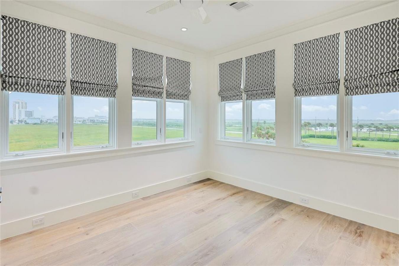 Galveston, Galveston, 77550, United States, 5 Bedrooms Bedrooms, ,4 BathroomsBathrooms,Residential,For Sale,1894062