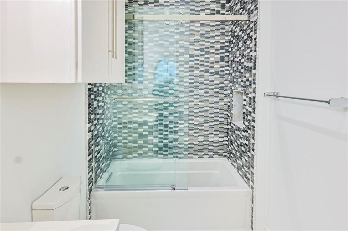 Galveston, Galveston, 77550, United States, 5 Bedrooms Bedrooms, ,4 BathroomsBathrooms,Residential,For Sale,1894062