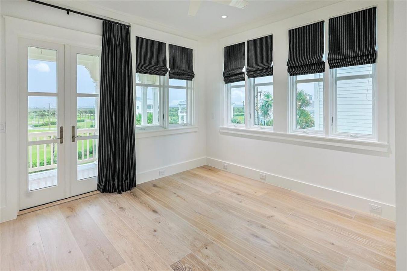 Galveston, Galveston, 77550, United States, 5 Bedrooms Bedrooms, ,4 BathroomsBathrooms,Residential,For Sale,1894062