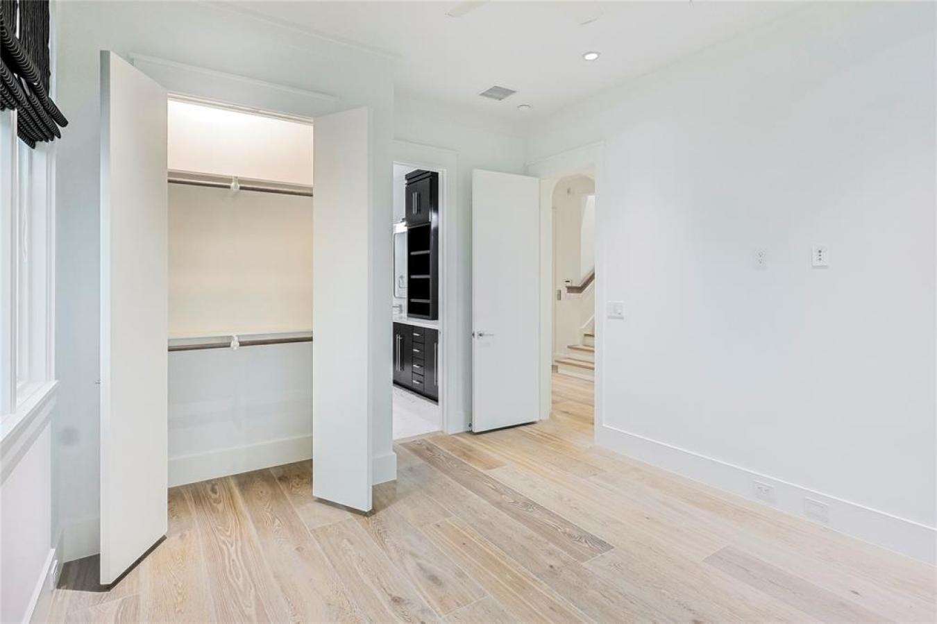 Galveston, Galveston, 77550, United States, 5 Bedrooms Bedrooms, ,4 BathroomsBathrooms,Residential,For Sale,1894062