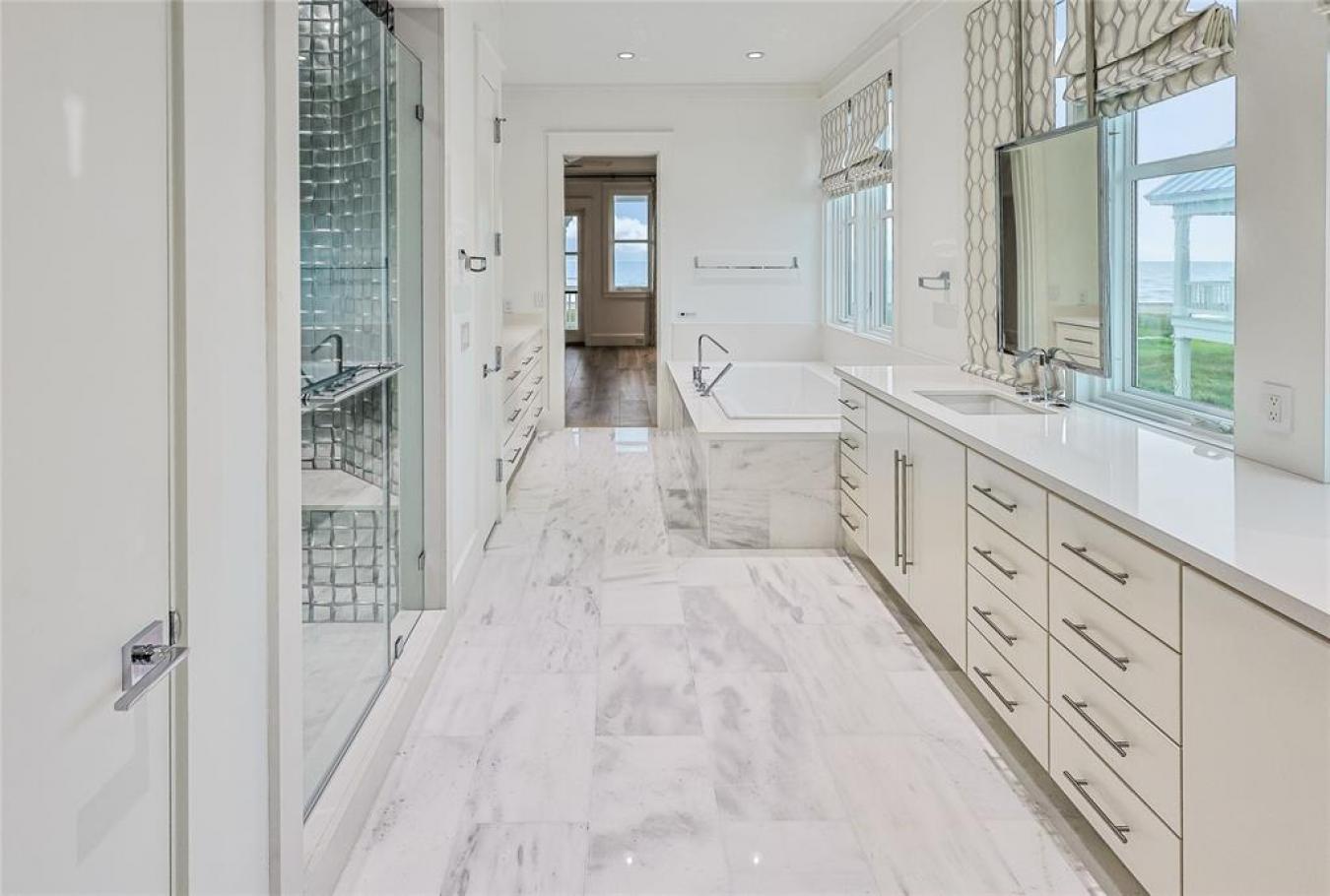 Galveston, Galveston, 77550, United States, 5 Bedrooms Bedrooms, ,4 BathroomsBathrooms,Residential,For Sale,1894062