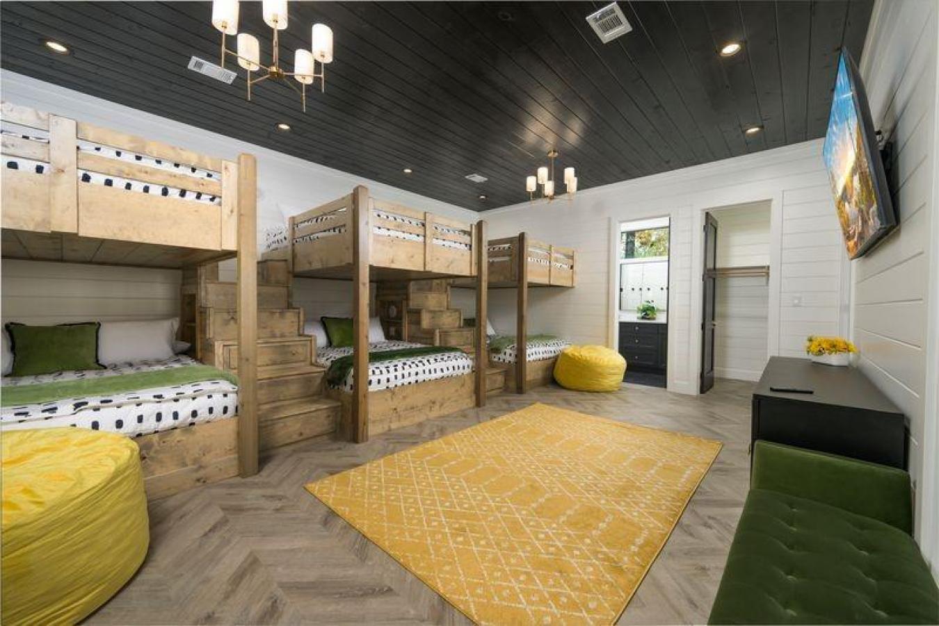 Broken Bow, McCurtain, 74728, United States, 6 Bedrooms Bedrooms, ,7 BathroomsBathrooms,Residential,For Sale,1894056