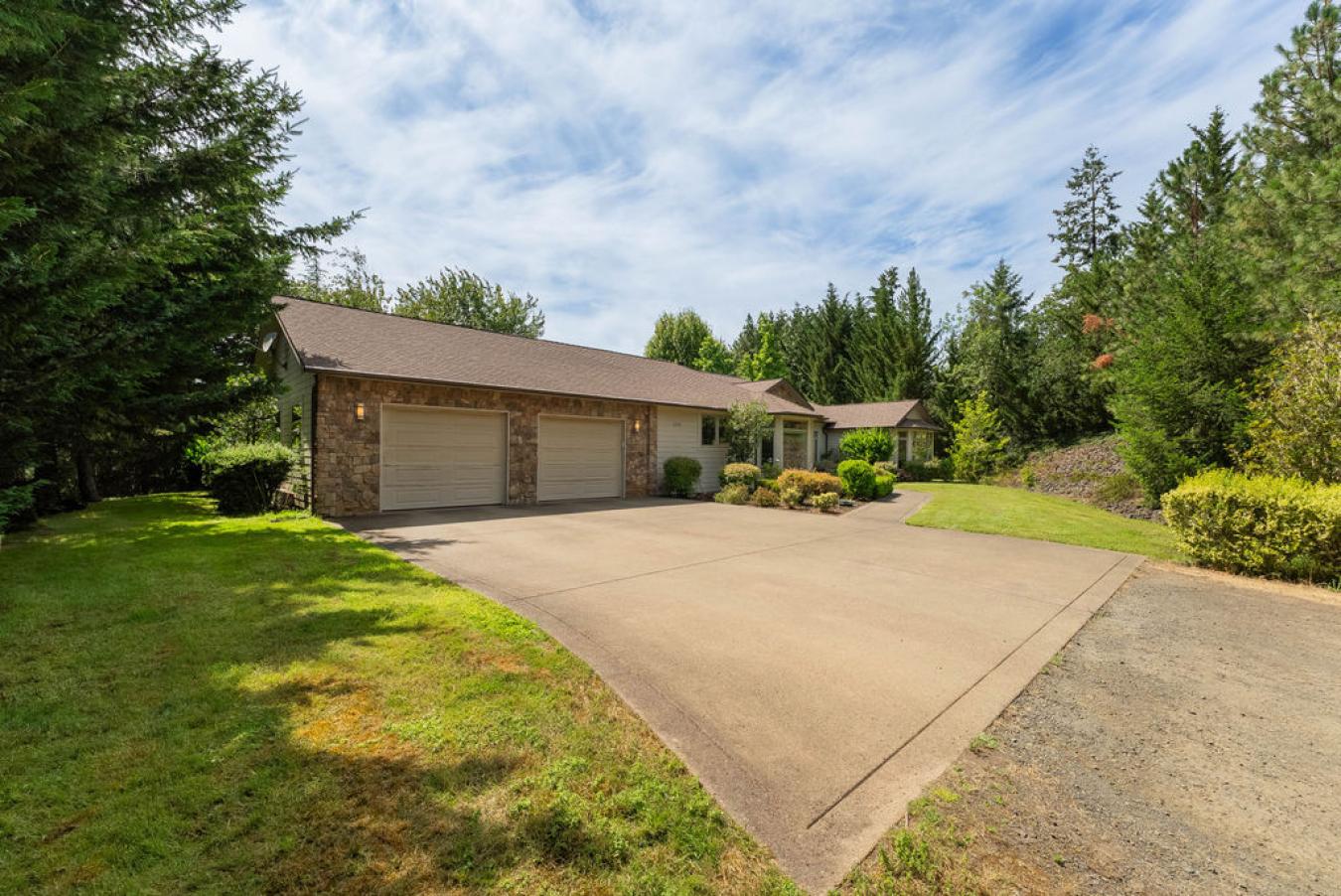 Roseburg, Oregon, 97471, United States, 1 Bedroom Bedrooms, ,2 BathroomsBathrooms,Residential,For Sale,1899096