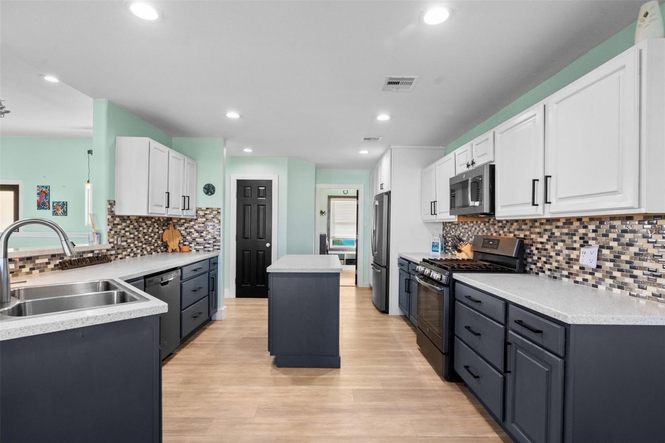 Galveston, Galveston, 77554, United States, 3 Bedrooms Bedrooms, ,1 BathroomBathrooms,Residential,For Sale,1944219