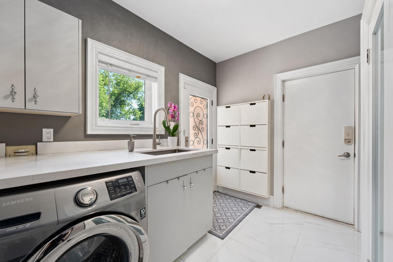 King, ON, L7B0C7, Canada, 4 Bedrooms Bedrooms, ,5 BathroomsBathrooms,Residential,For Sale,1900319