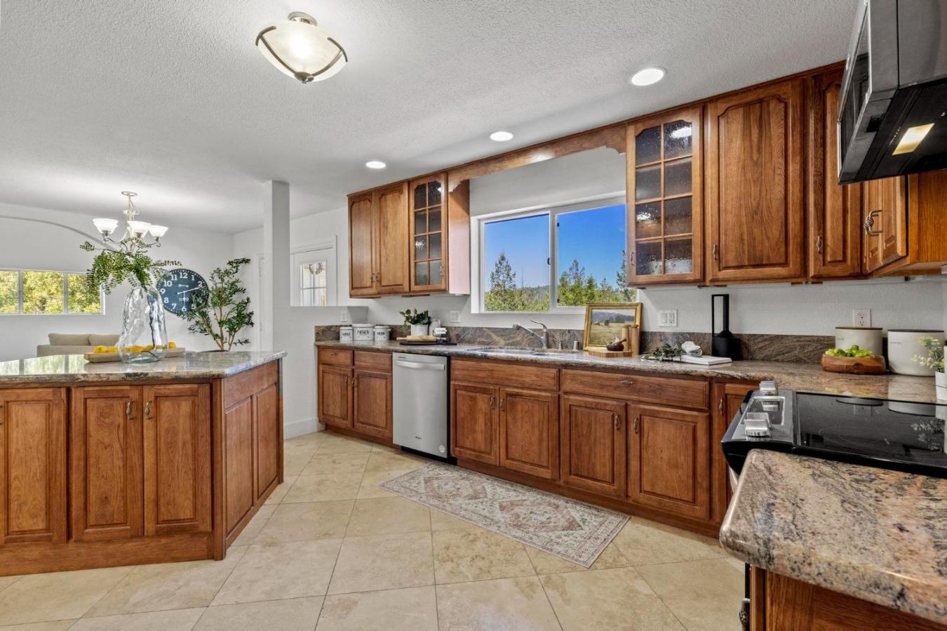 Colfax, Placer, 95713, United States, 5 Bedrooms Bedrooms, ,3 BathroomsBathrooms,Residential,For Sale,1900318