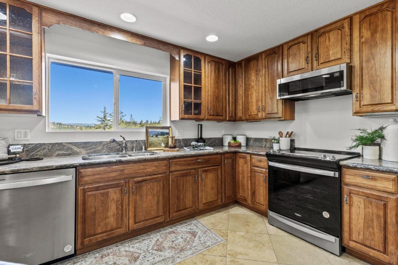 Colfax, Placer, 95713, United States, 5 Bedrooms Bedrooms, ,3 BathroomsBathrooms,Residential,For Sale,1900318