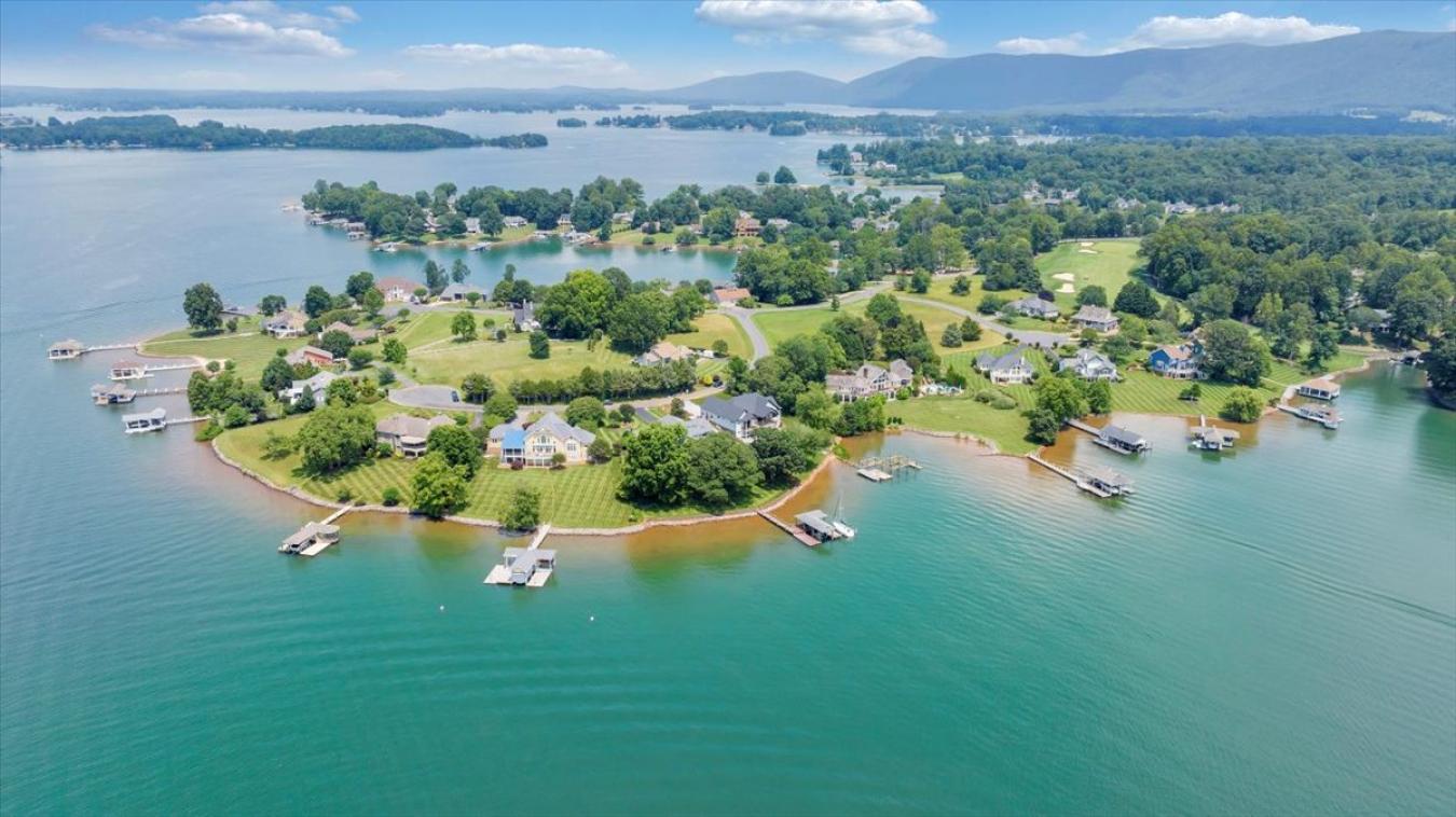 Penhook, Franklin, 24137, United States, 5 Bedrooms Bedrooms, ,4 BathroomsBathrooms,Residential,For Sale,1900303