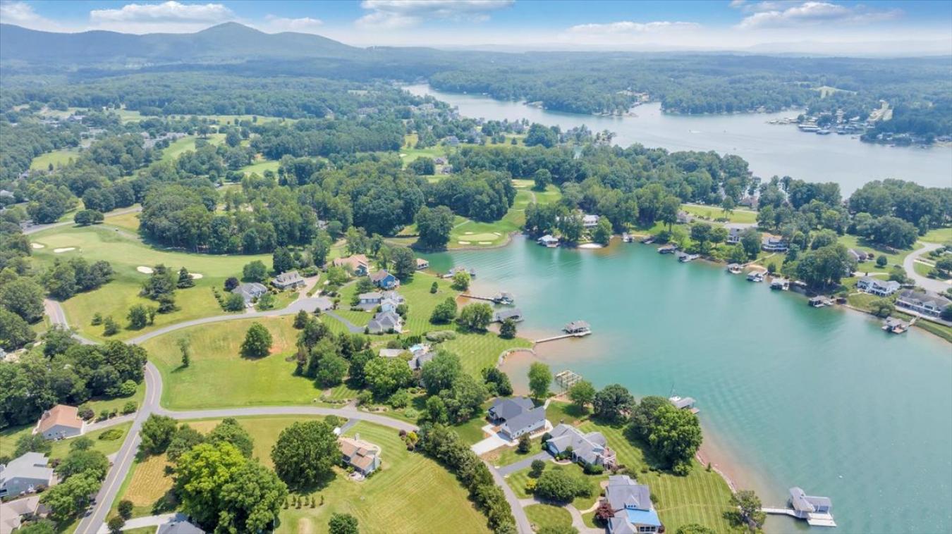 Penhook, Franklin, 24137, United States, 5 Bedrooms Bedrooms, ,4 BathroomsBathrooms,Residential,For Sale,1900303