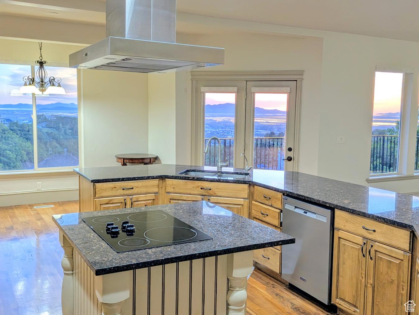 Bountiful, Utah, 84010, United States, 6 Bedrooms Bedrooms, ,6 BathroomsBathrooms,Residential,For Sale,1900300