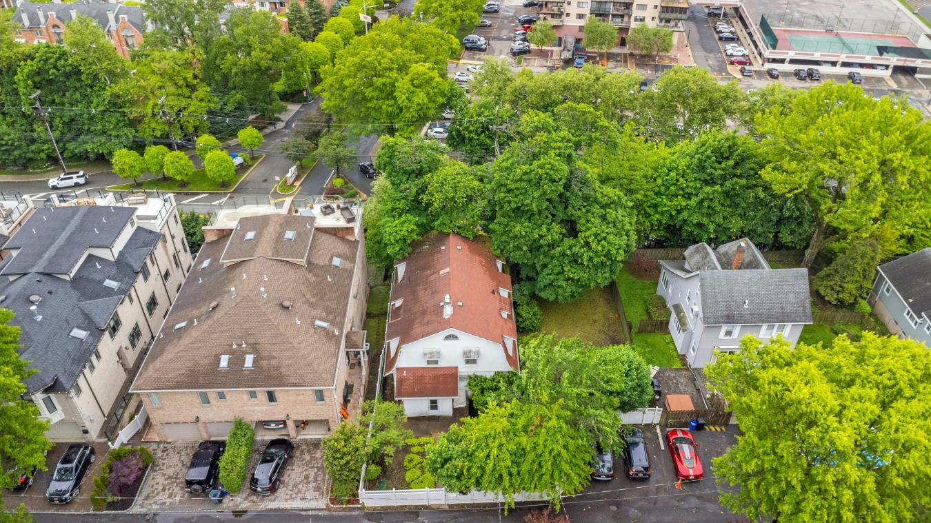 Edgewater, New Jersey, 07020, United States, 4 Bedrooms Bedrooms, ,3 BathroomsBathrooms,Residential,For Sale,1900271