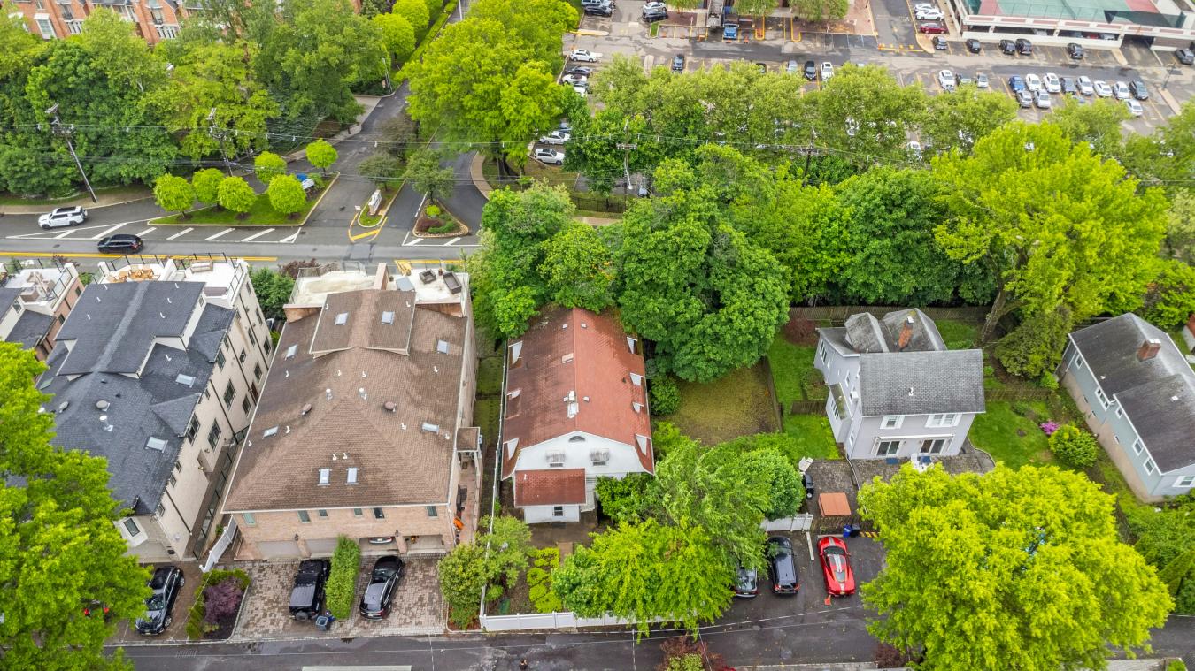 Edgewater, New Jersey, 07020, United States, 4 Bedrooms Bedrooms, ,3 BathroomsBathrooms,Residential,For Sale,1900271