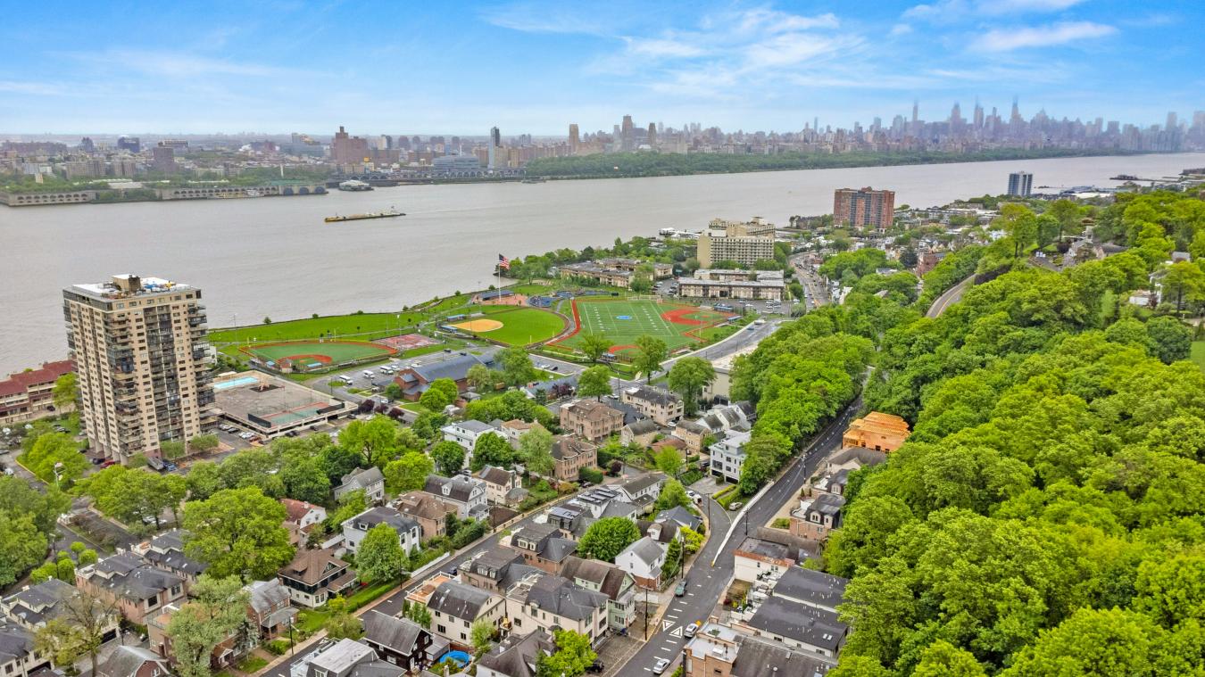 Edgewater, New Jersey, 07020, United States, 4 Bedrooms Bedrooms, ,3 BathroomsBathrooms,Residential,For Sale,1900271